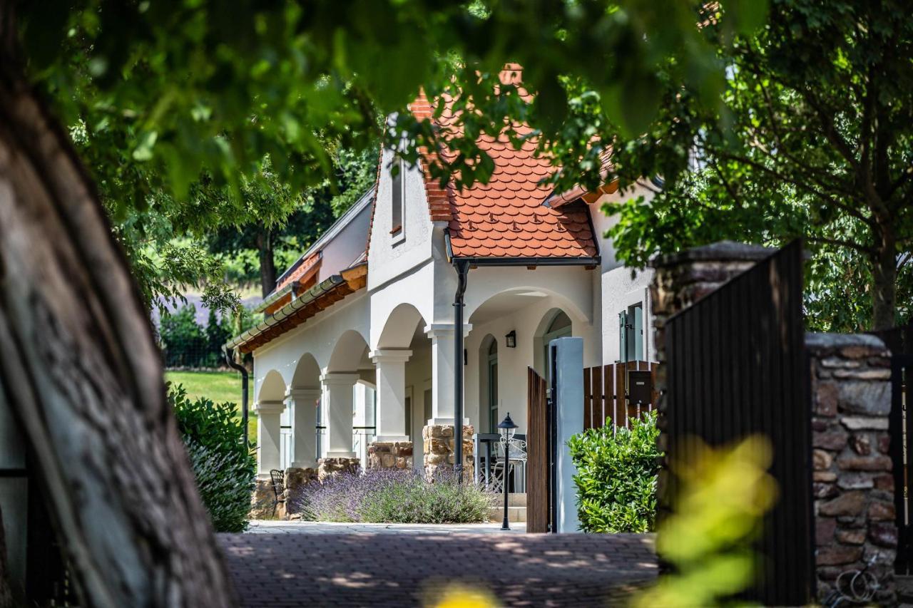 Oszter Udvarhaz Kekkut Exterior photo