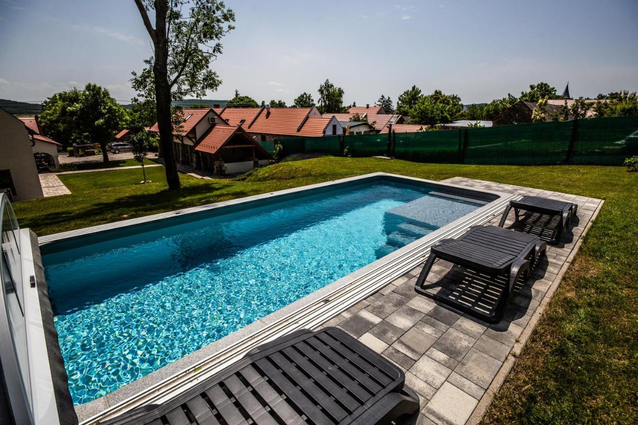 Oszter Udvarhaz Kekkut Exterior photo